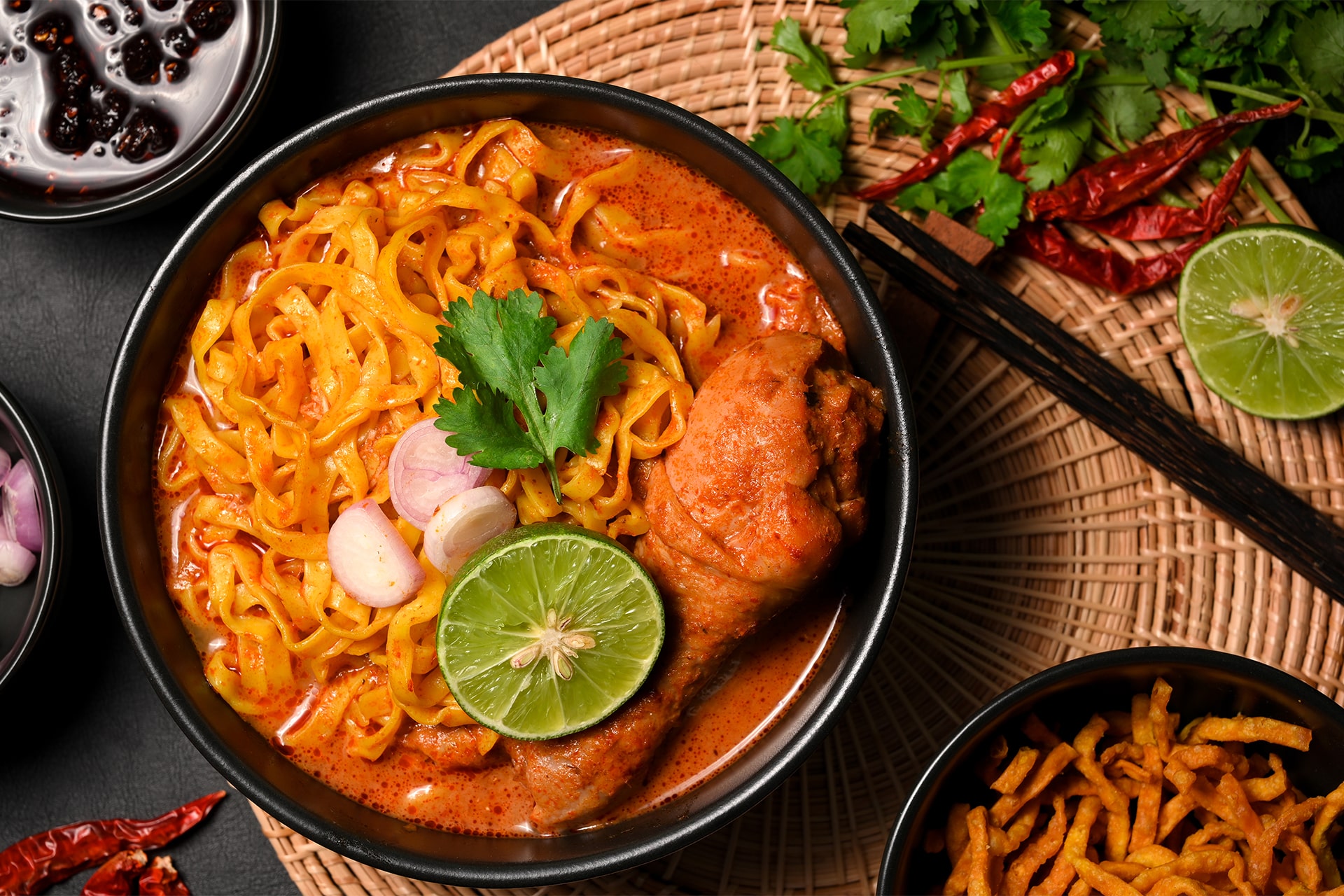 Supă thai de curry cu tăiței și lapte de cocos