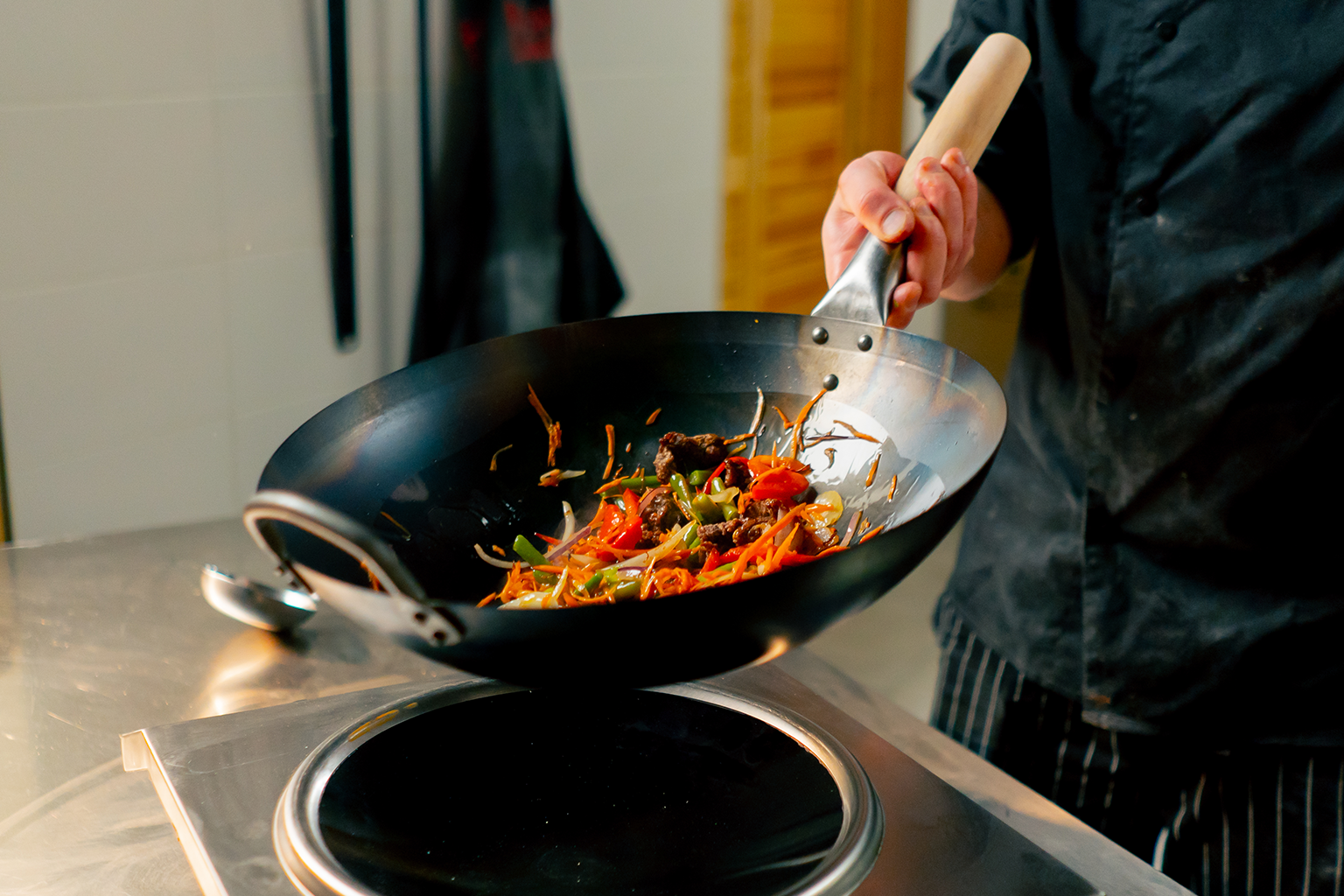 Gătitul la wok: ghid complet — tehnică, ustensile și ingrediente esențiale