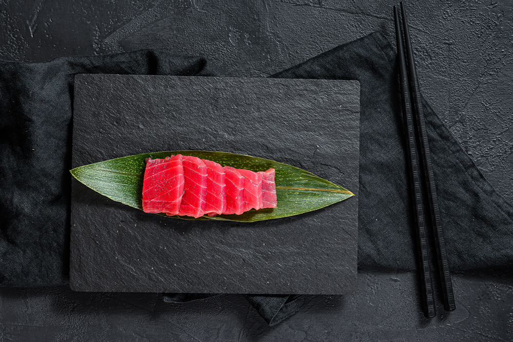 Sashimi: felii subțiri de pește crud, fără orez